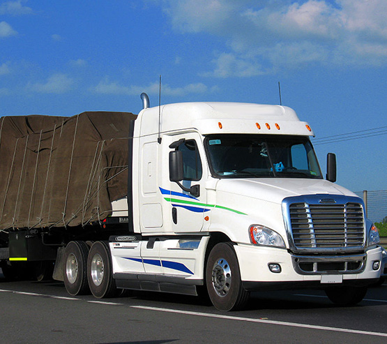 Tractocamion con Plataforma de 40′, 48′ y 53′ Pies